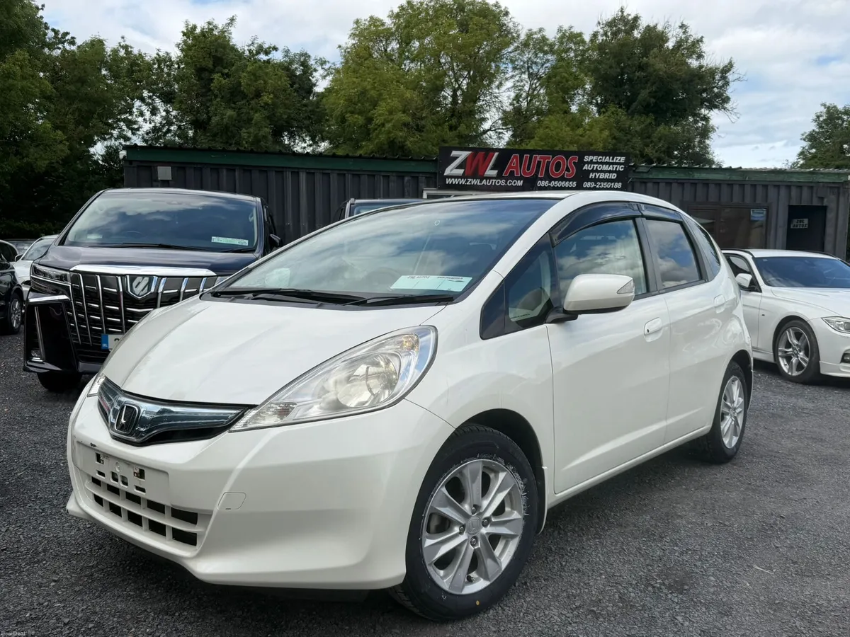 11 HONDA FIT HYBRID 1.3 HEATER SEATS - Image 1