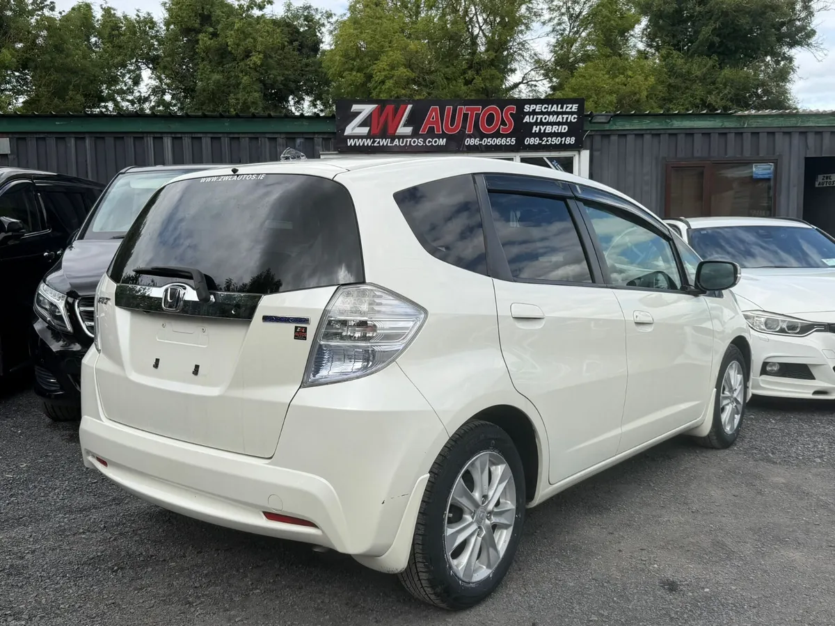 11 HONDA FIT HYBRID 1.3 HEATER SEATS - Image 6