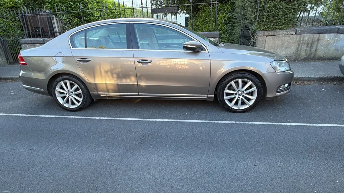 2011 Volkswagen Passat - Image 2