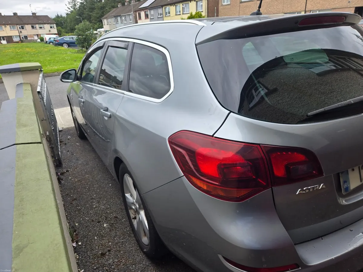 Opel Astra 2012 - Image 2
