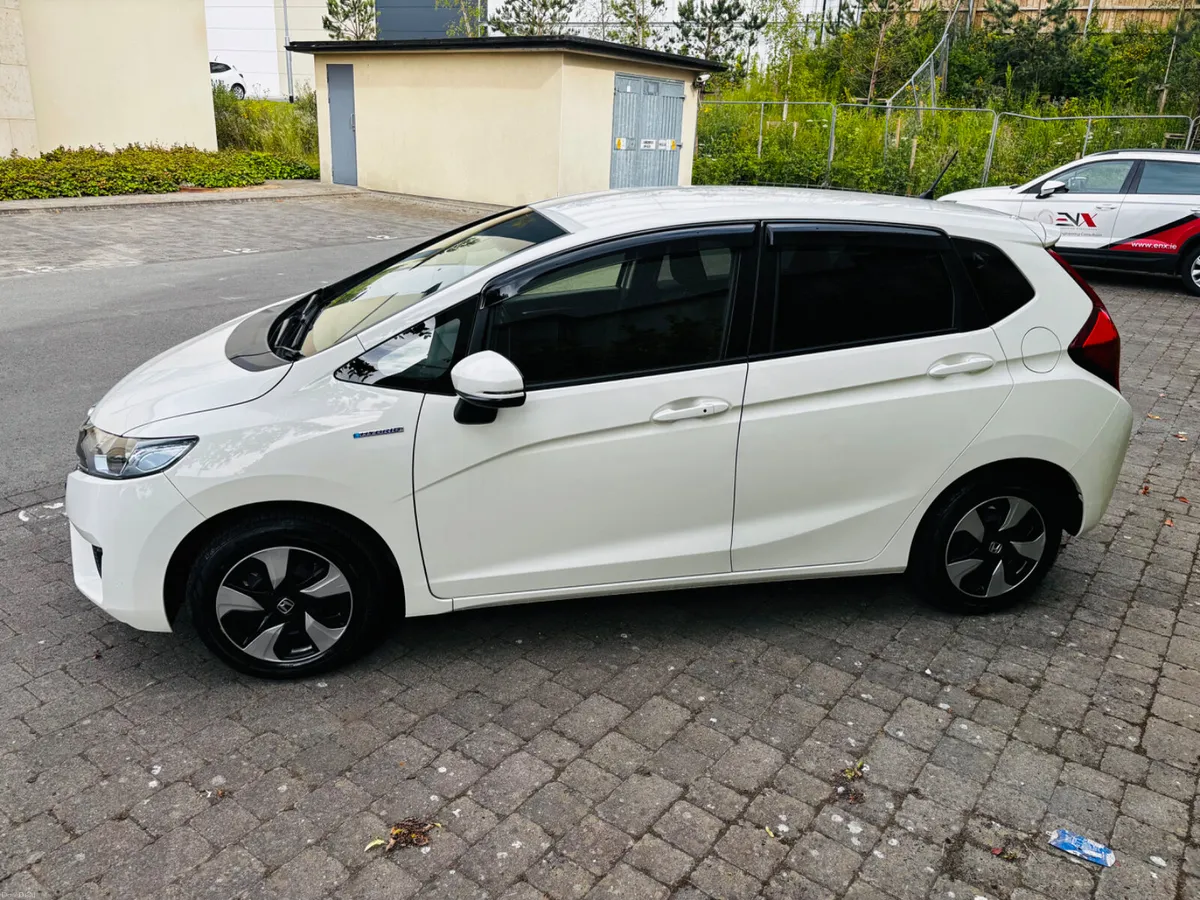 2017 HONDA FIT 1.5 HYBRID ONLY 17,000KMS - Image 4