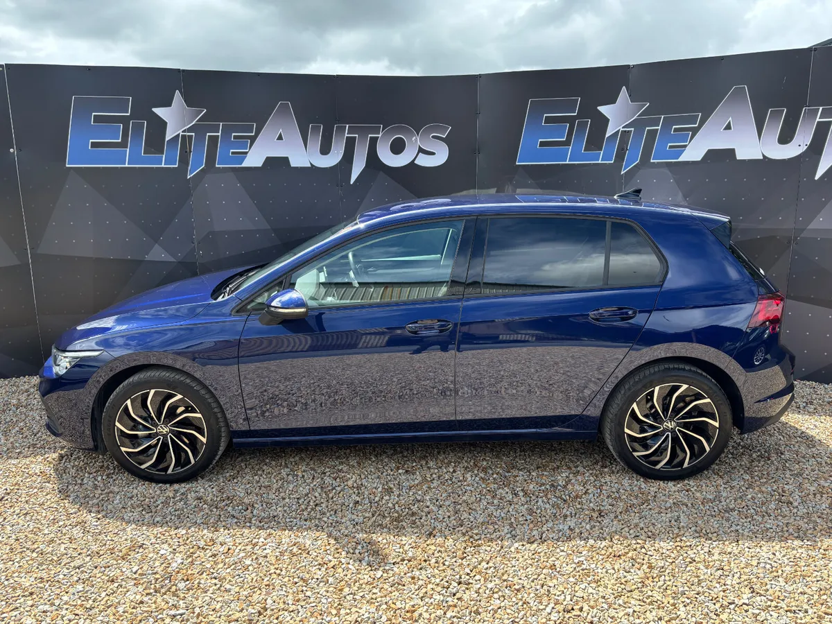 Volkswagen Golf Style eTSI DSG 2024 - Image 2