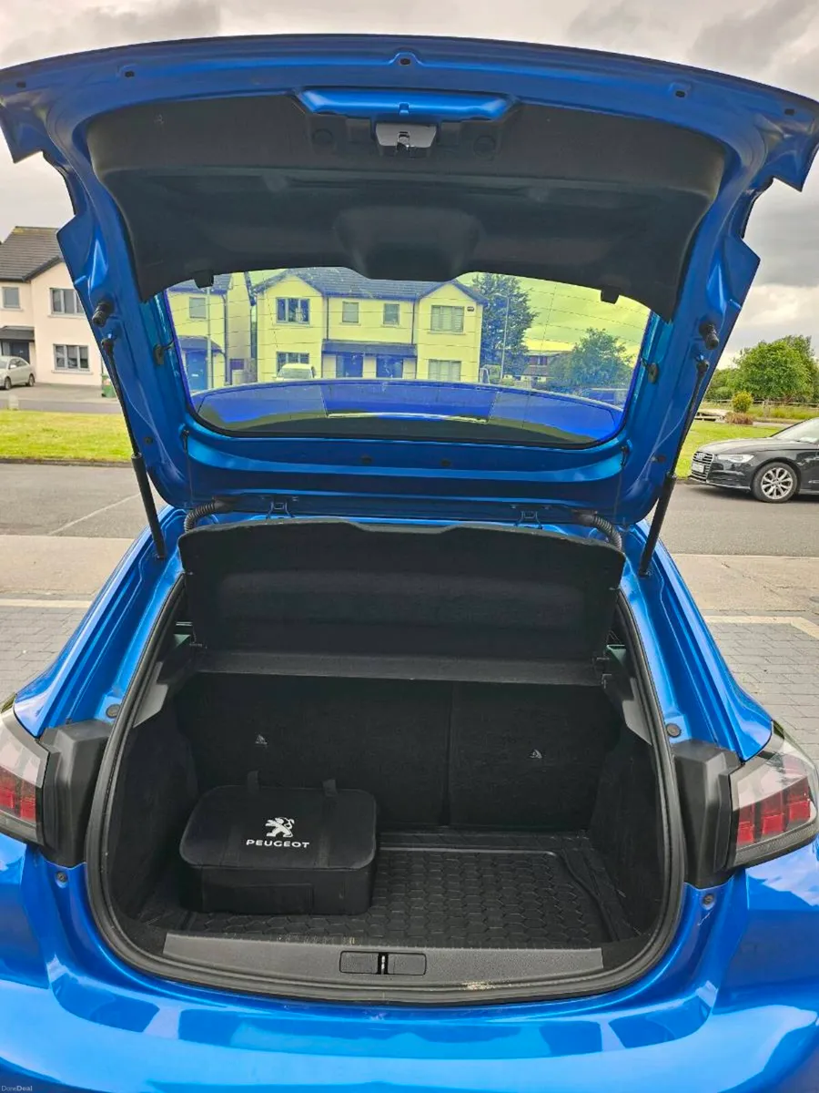 Peugeot e208 hatchback - Image 5