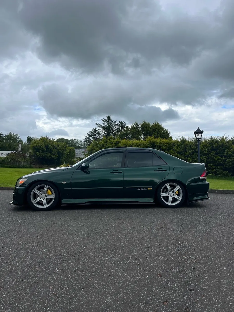 IS200 Sport - Image 2