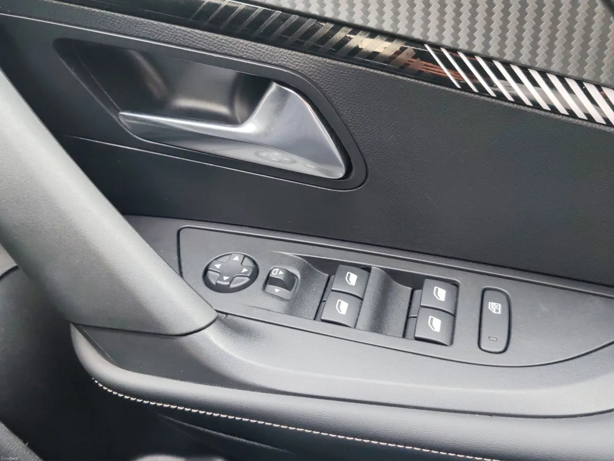 Peugeot 2008 2025 100bhp Allure Manual - Image 4
