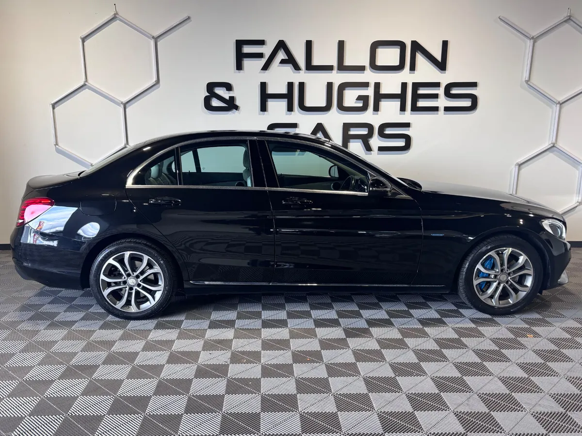MERCEDES-BENZ C-CLASS C350e // LOW KMS - Image 4