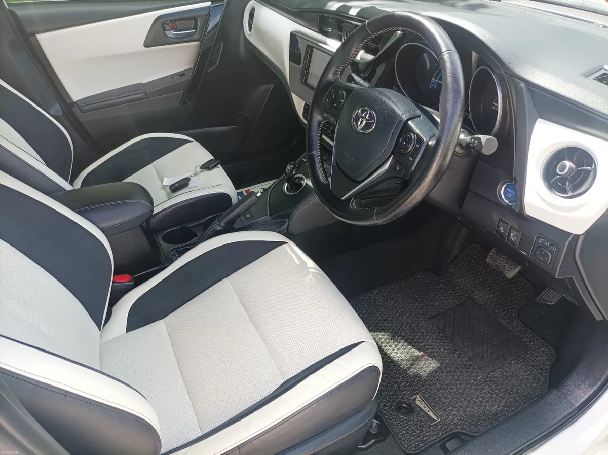 Toyota Auris 1.8 Hybrid 1/2 Leather & Suede, 2017 - Image 3