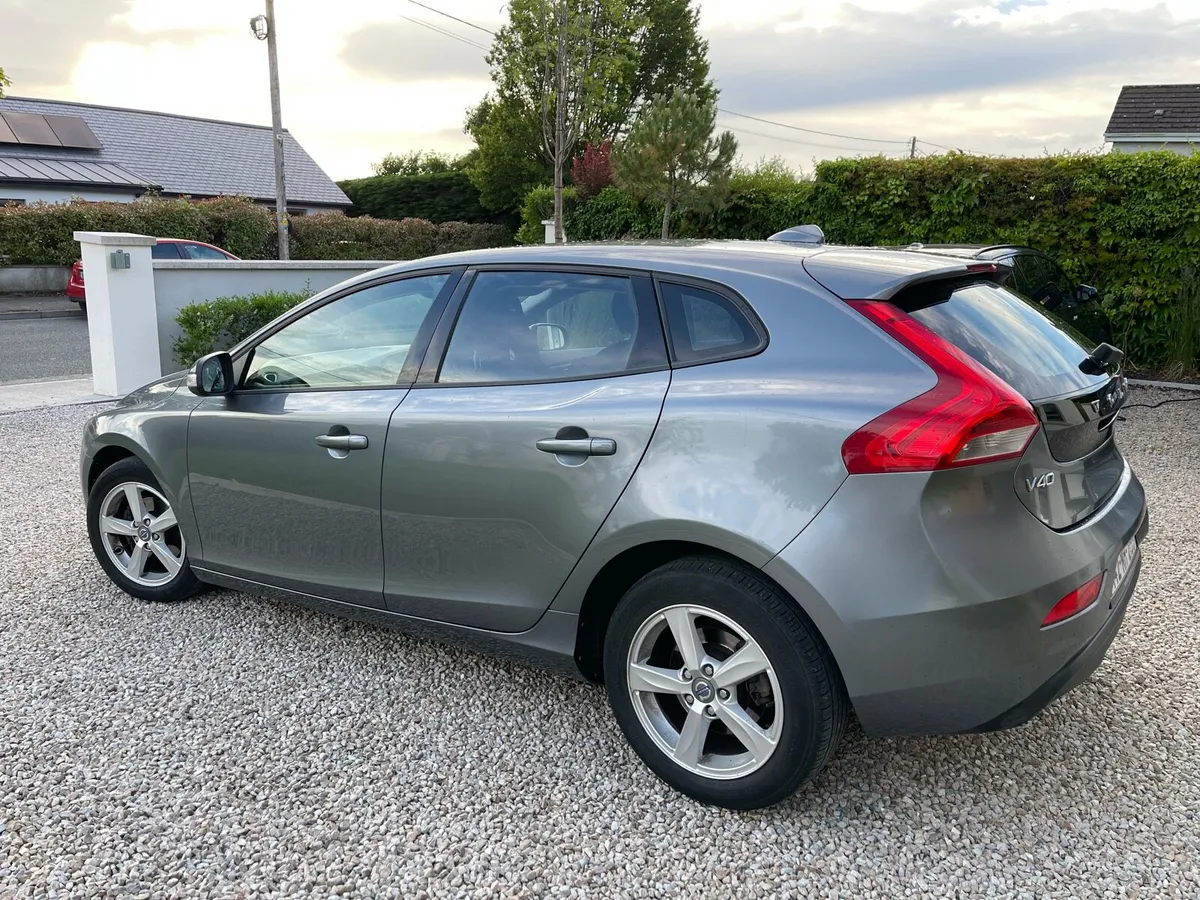 Volvo v40 - Image 2