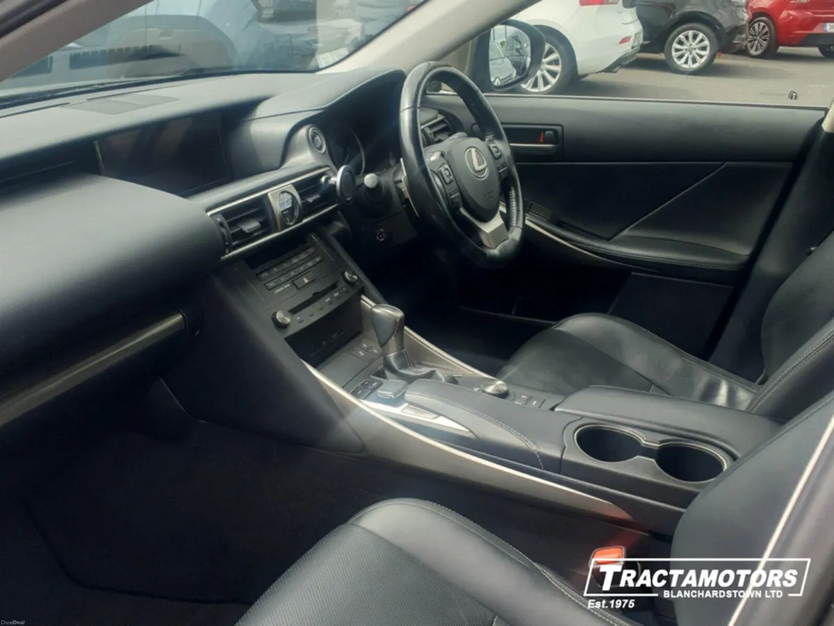 Lexus IS 2.5 223BHP 4DR AUTO - Image 4