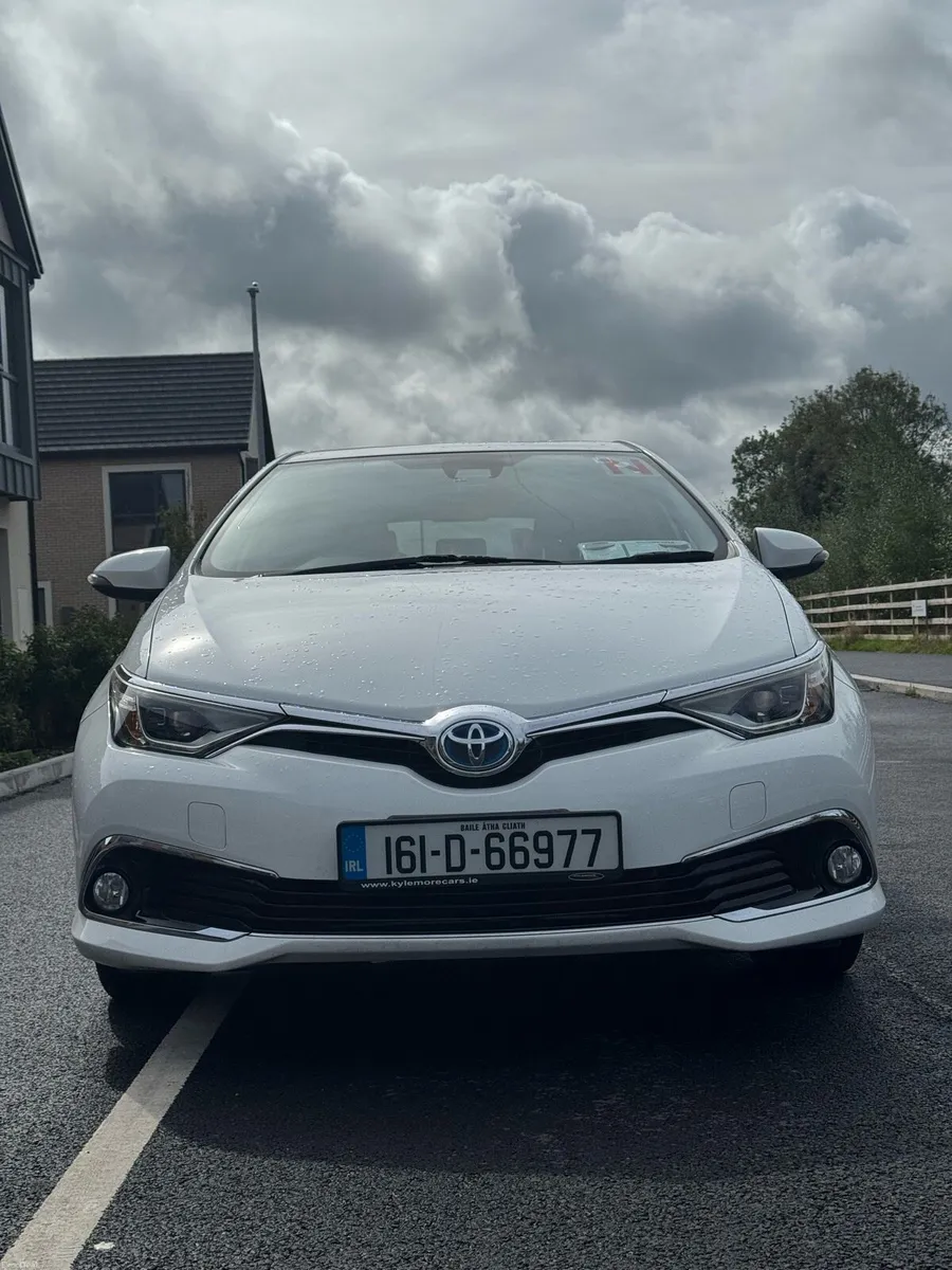Auris 2016 Petrol Hybrid 1.8 - Image 2