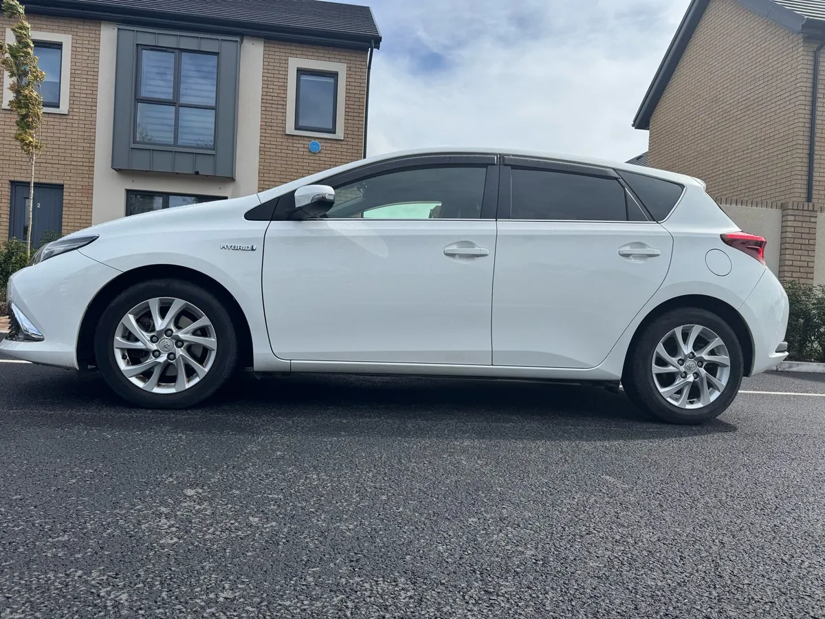 Auris 2016 Petrol Hybrid 1.8 - Image 4