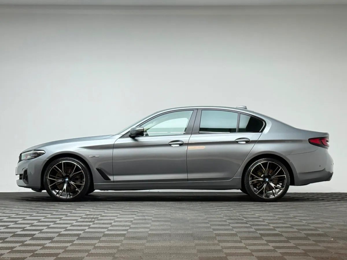 BMW 5-Series 520i SE AUTO - Image 4