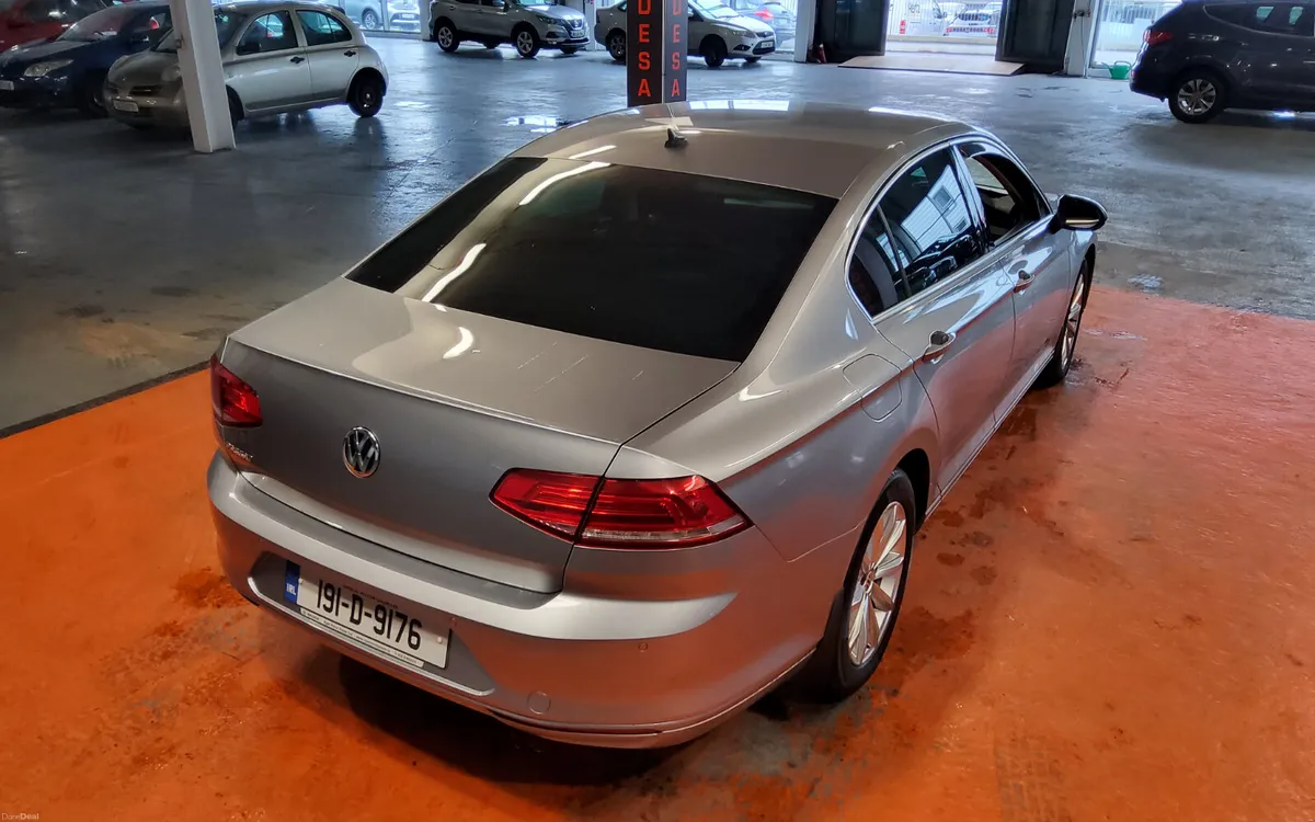 Volkswagen Passat 2019 - Image 3