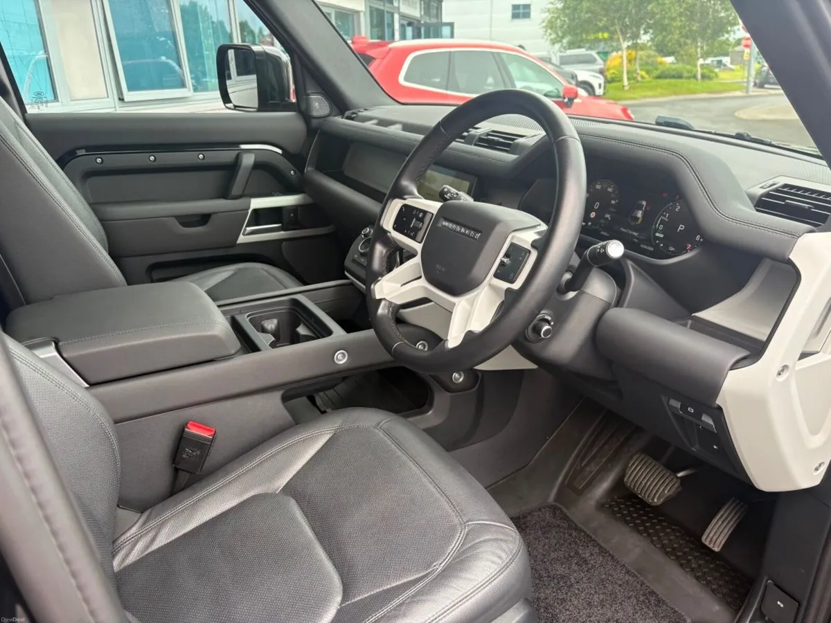 Land Rover Defender 110 XS / Glass Roof / Plug in - Image 4