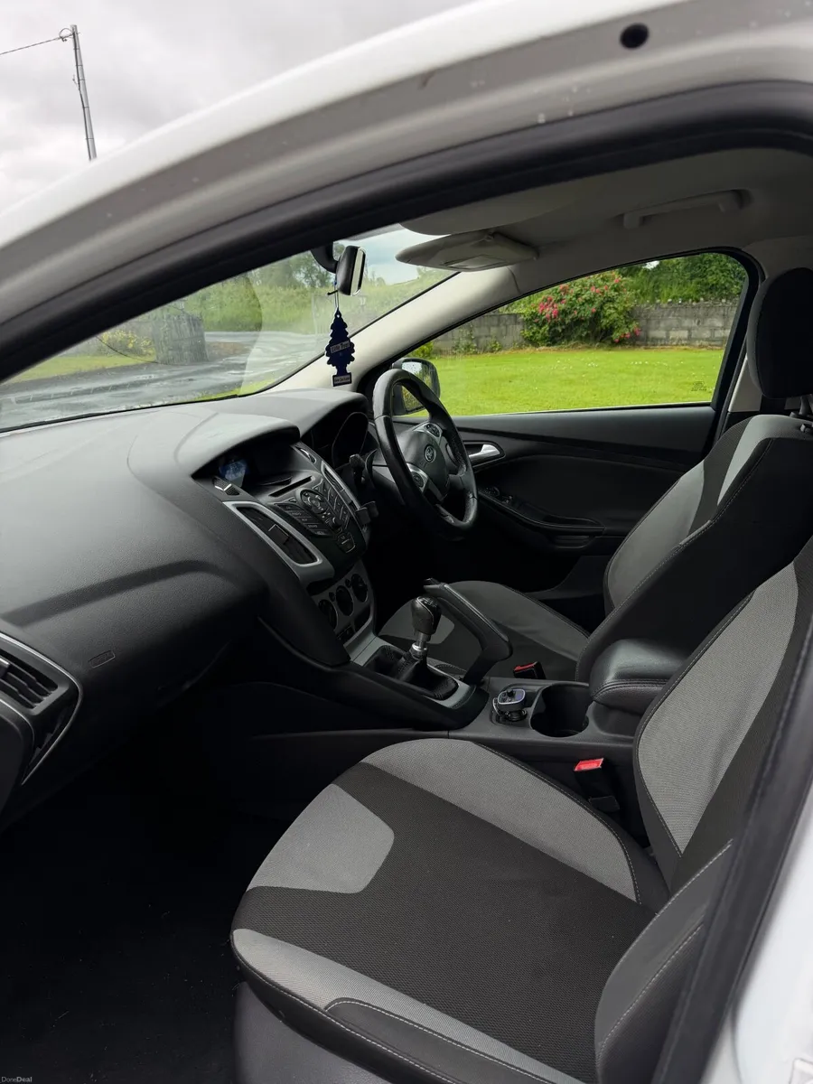 Ford Focus 2012 - Image 2