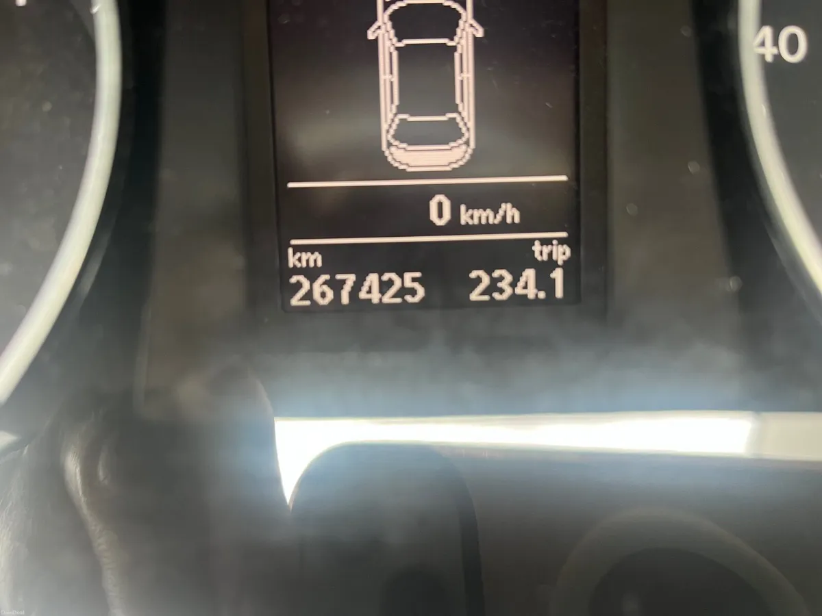 Volkswagen Passat 2011 - Image 2