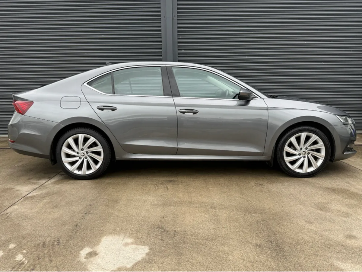 Skoda Octavia STYLE 2.0 TDI 115bhp  *AUTOMATIC * - Image 3