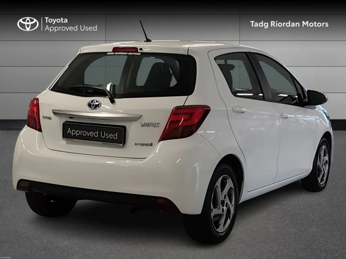 Toyota Yaris HYBRID LUXURY - Image 2