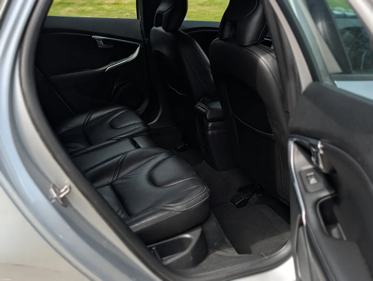 2018 Volvo V40  2.0 Diesel warranty available - Image 6
