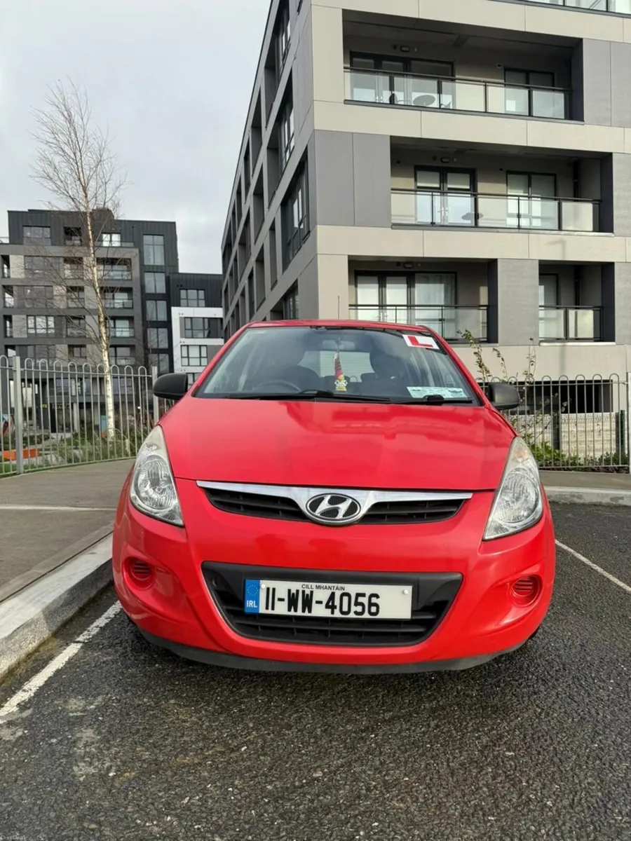 2011 Red Hyundai i20 - Image 1