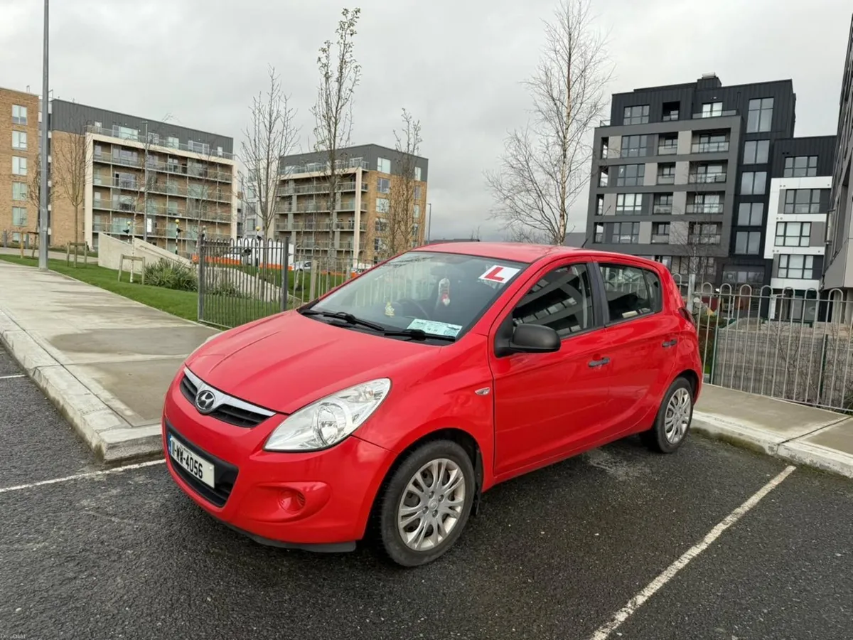 2011 Red Hyundai i20 - Image 3