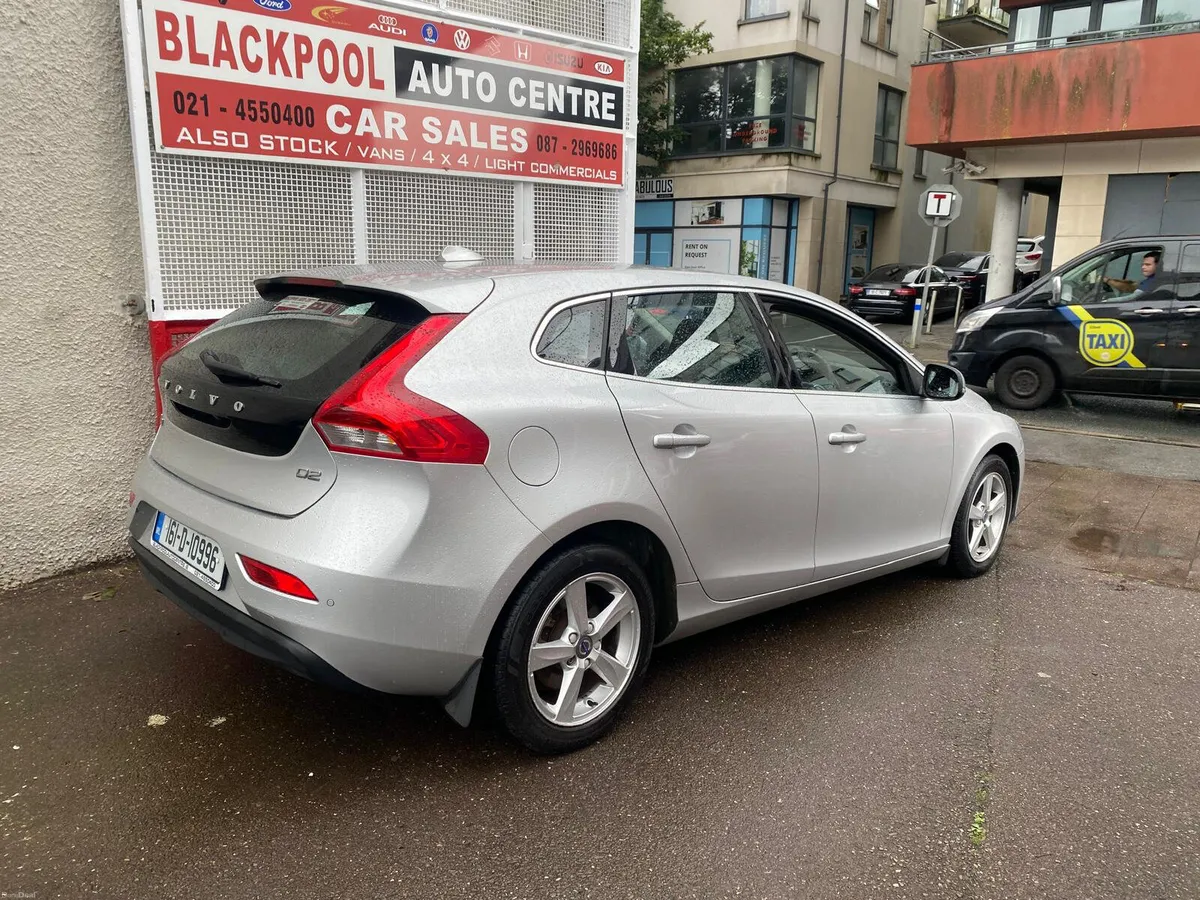 Volvo V40 2016 - Image 2