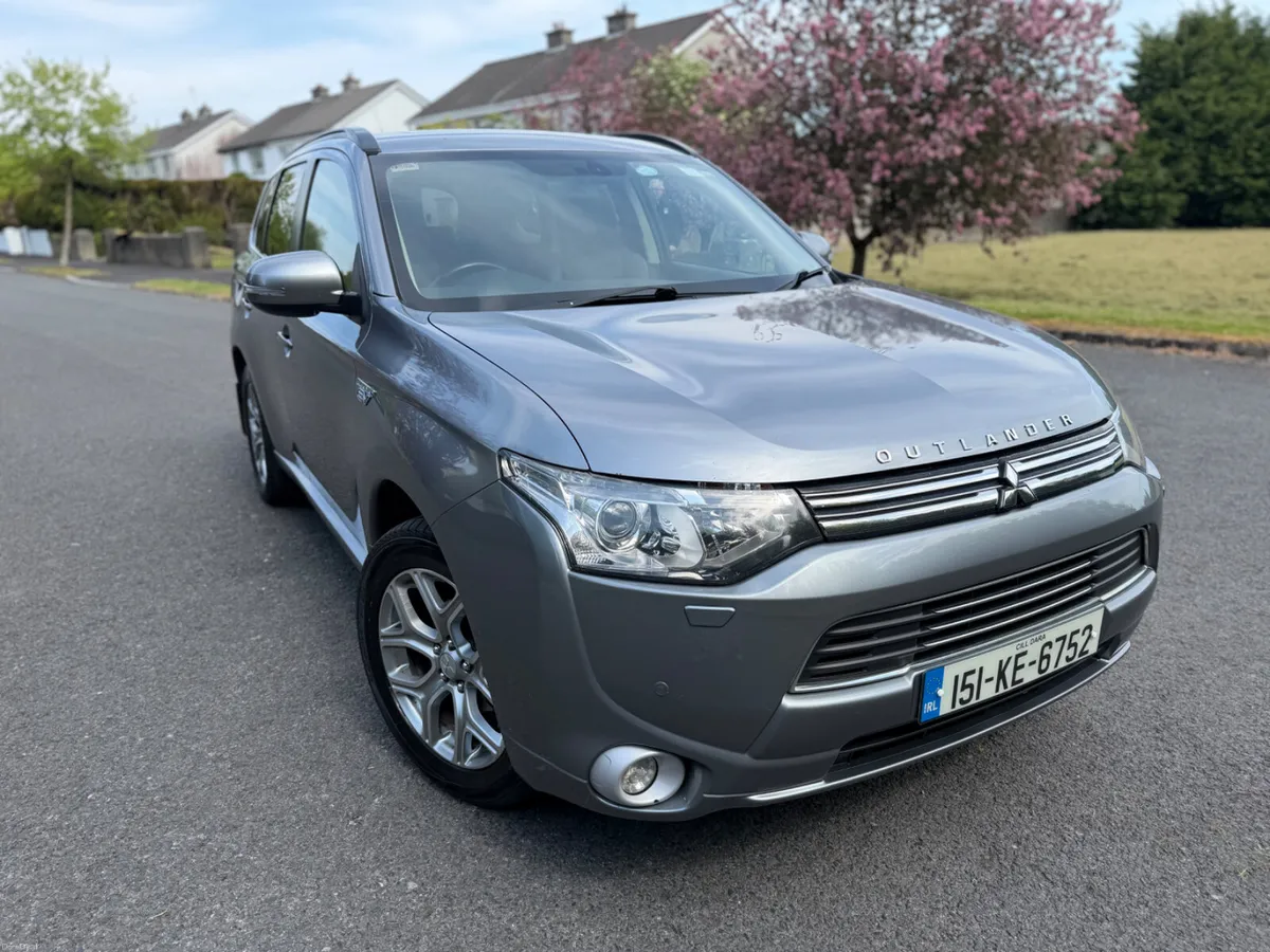 Mitsubishi Outlander 2015/ High spec/ fresh NCT - Image 1