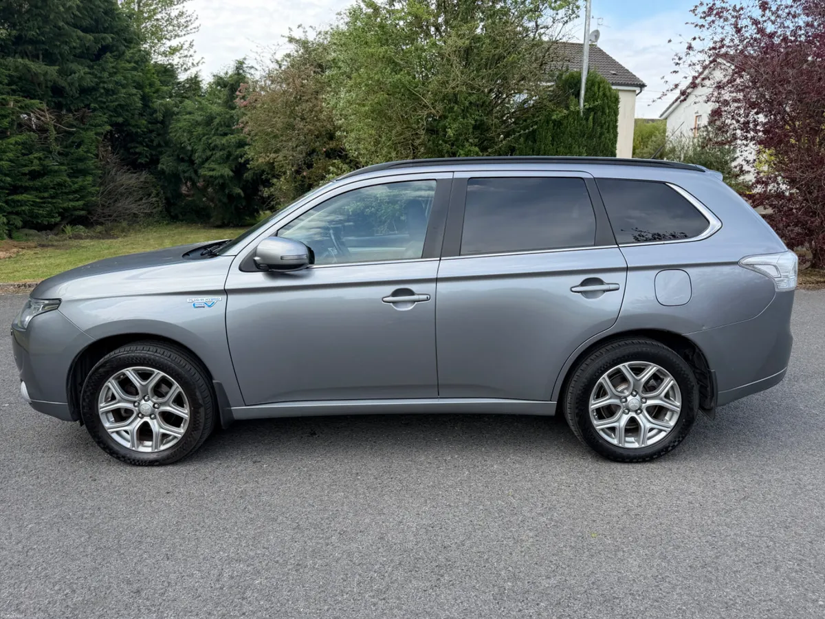 Mitsubishi Outlander 2015/ High spec/ fresh NCT - Image 6