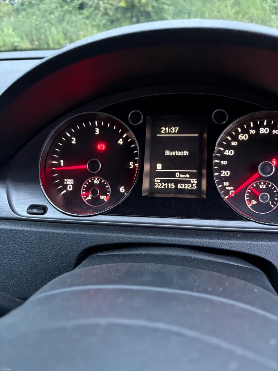 Volkswagen Passat 2011 - Image 2