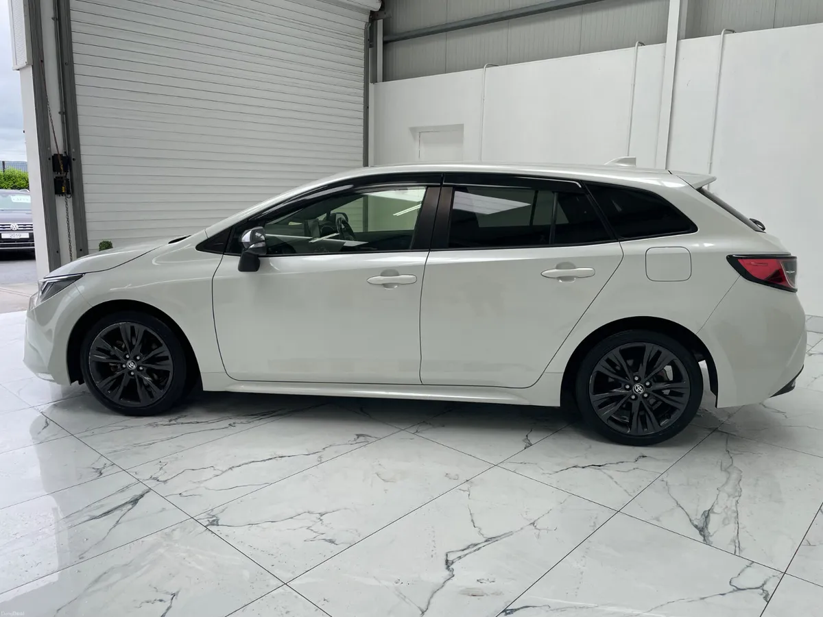 2021 Corolla Hybrid Touring Automatic - Image 3