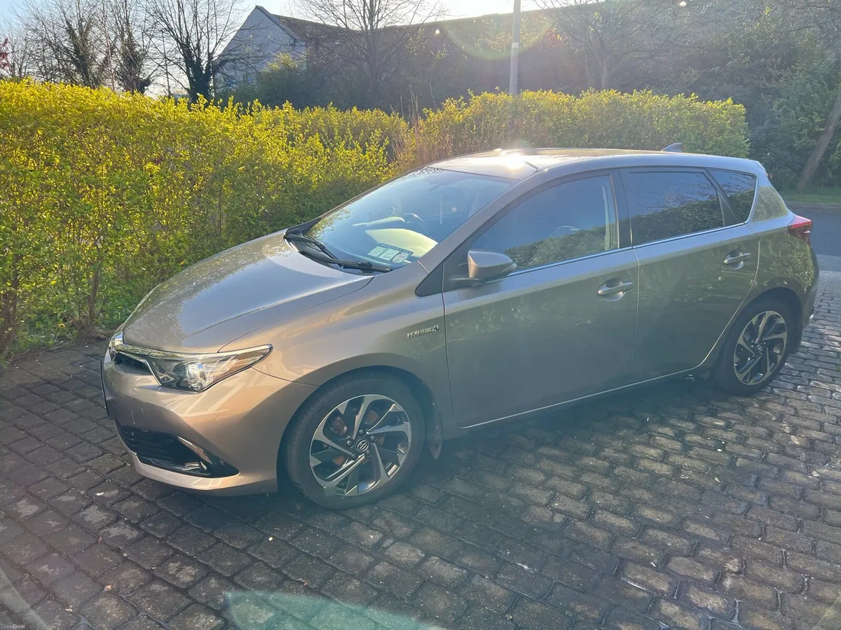Toyota Auris Hybrid - Image 2