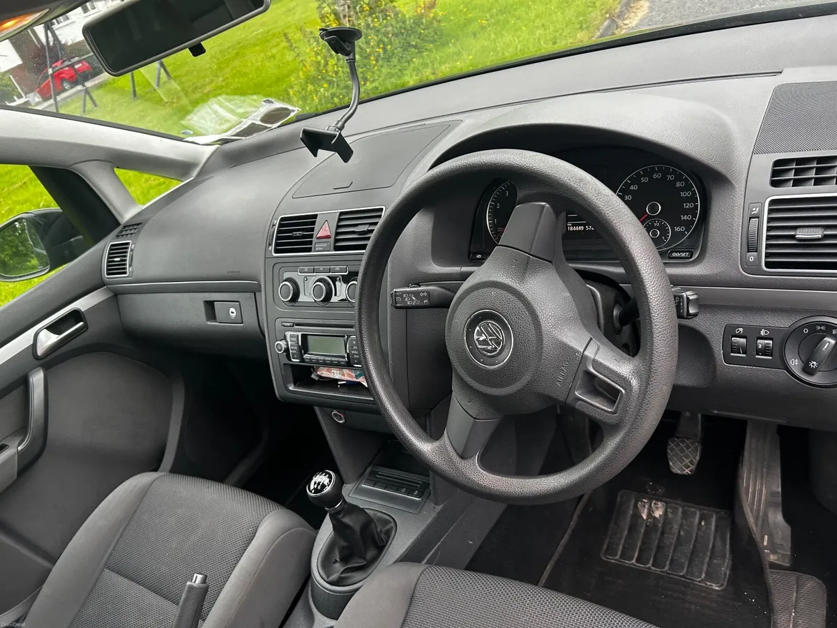 Volkswagen Touran 2011 - Image 4