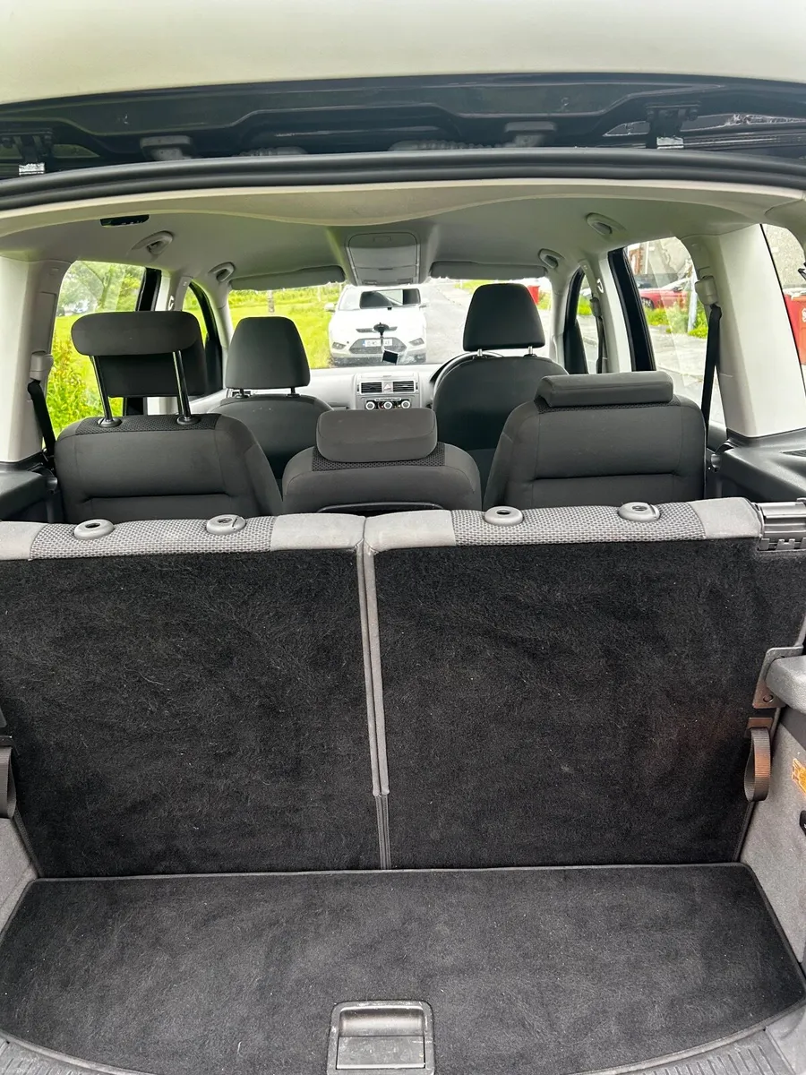 Volkswagen Touran 2011 - Image 6
