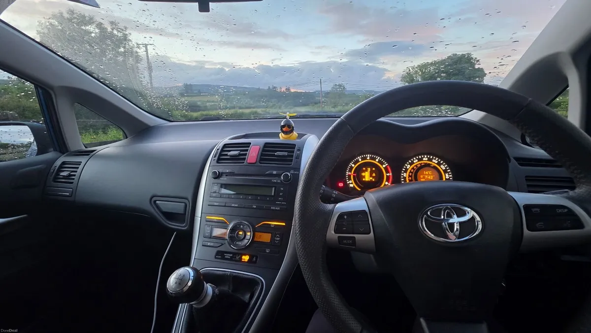 Toyota Auris 2012 - Image 2