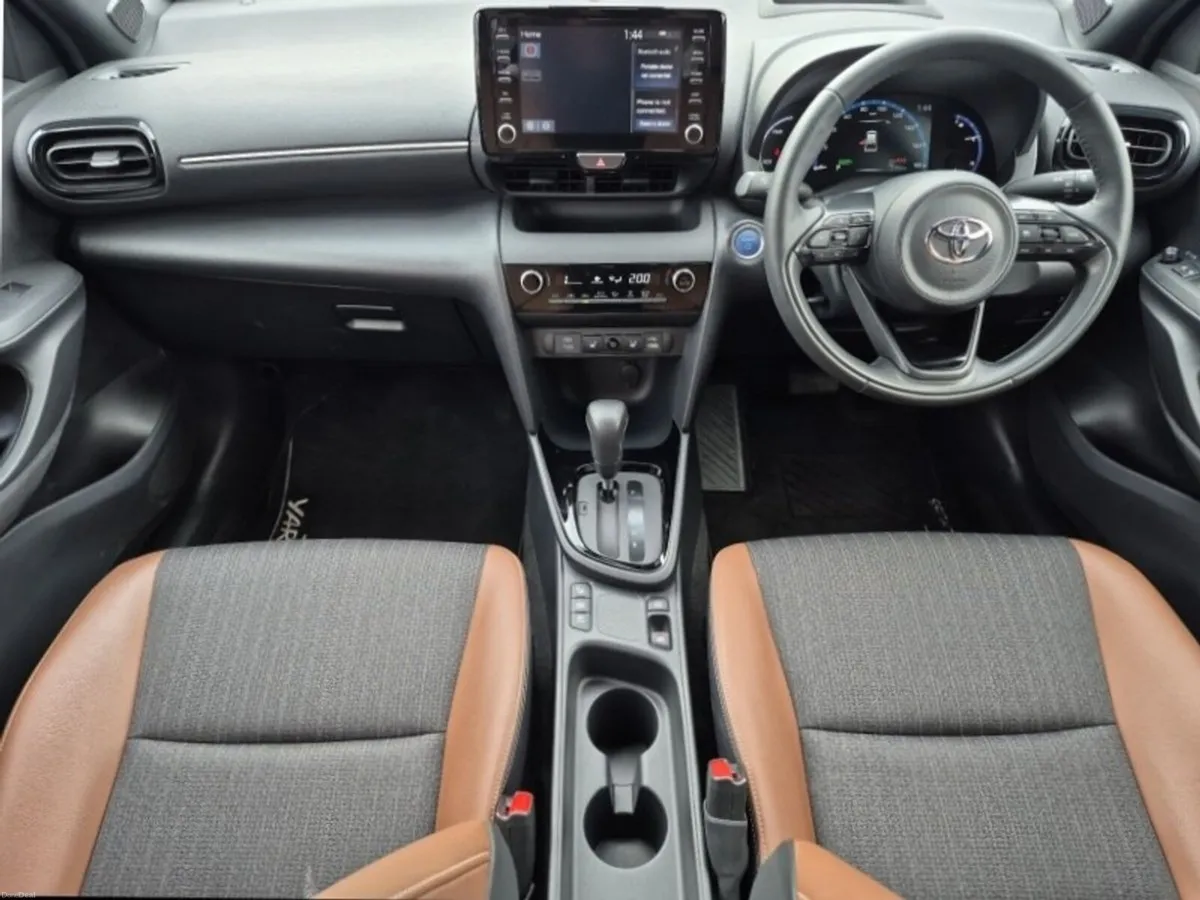 Toyota Yaris Cross ** 1.5 HYBRID ** HUGE SPEC ** T - Image 2