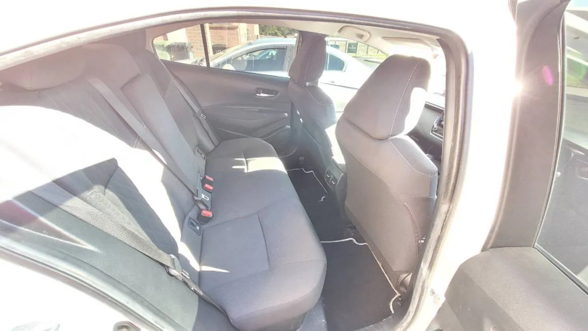 Toyota Corolla Luna Automatic 1.8  hybrid - Image 3