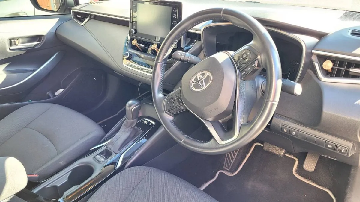 Toyota Corolla Luna Automatic 1.8  hybrid - Image 4