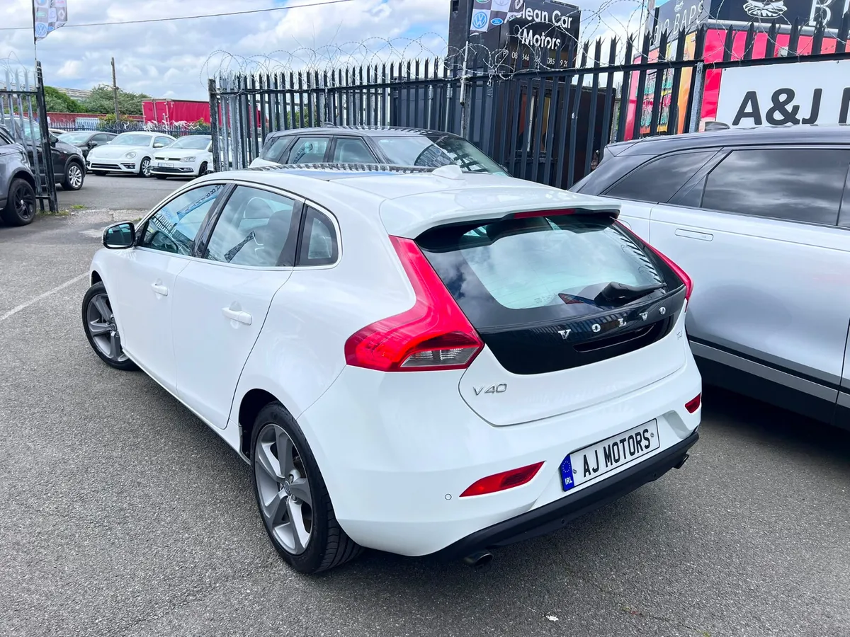 VOLVO V40 1.6 GLASS ROOF AUTO - Image 3