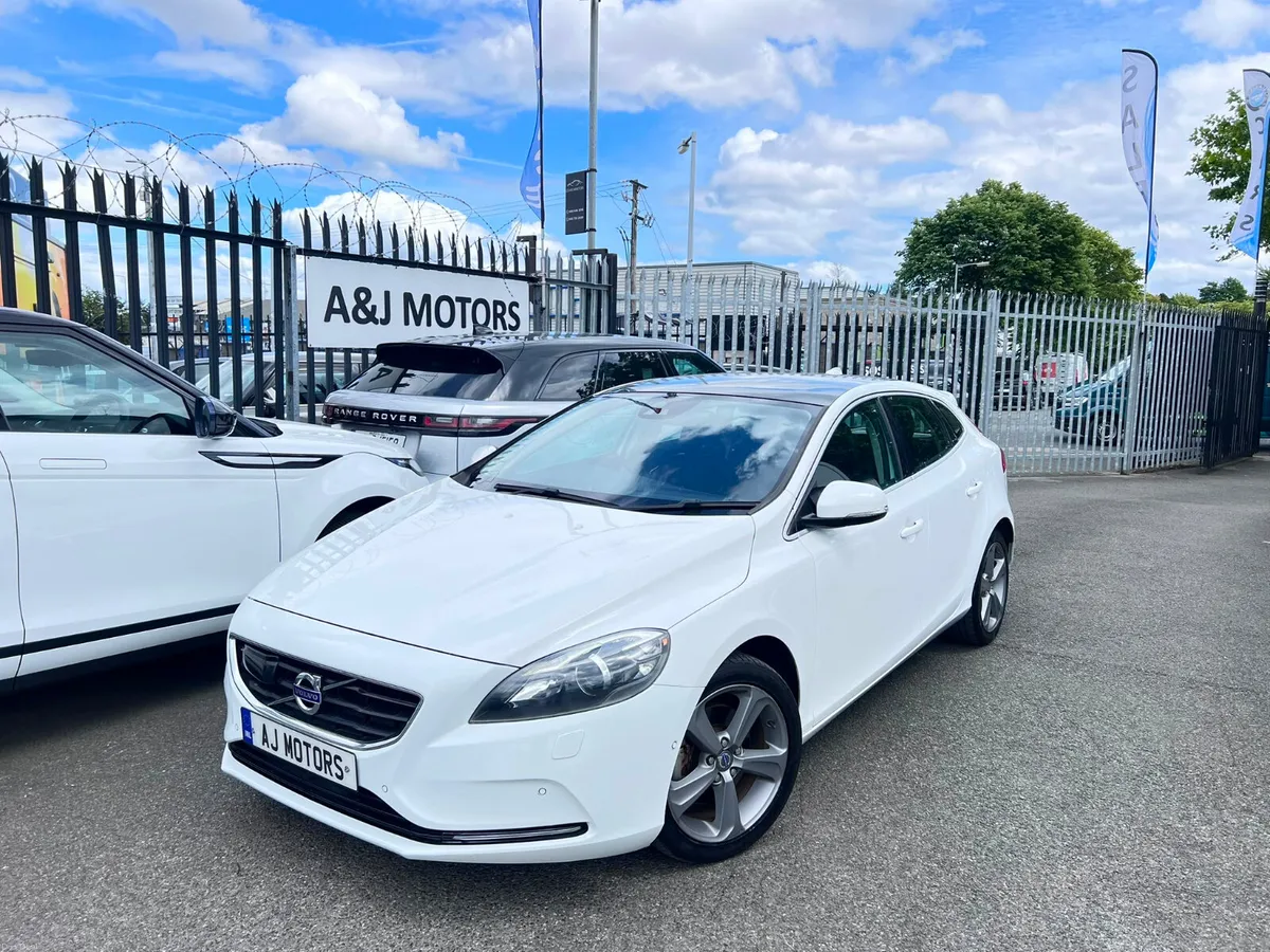 VOLVO V40 1.6 GLASS ROOF AUTO - Image 1
