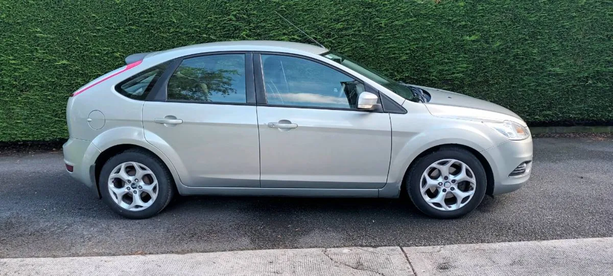 2010 Ford Focus. NEW NCT TO MAY 2027. TAXED. - Image 3