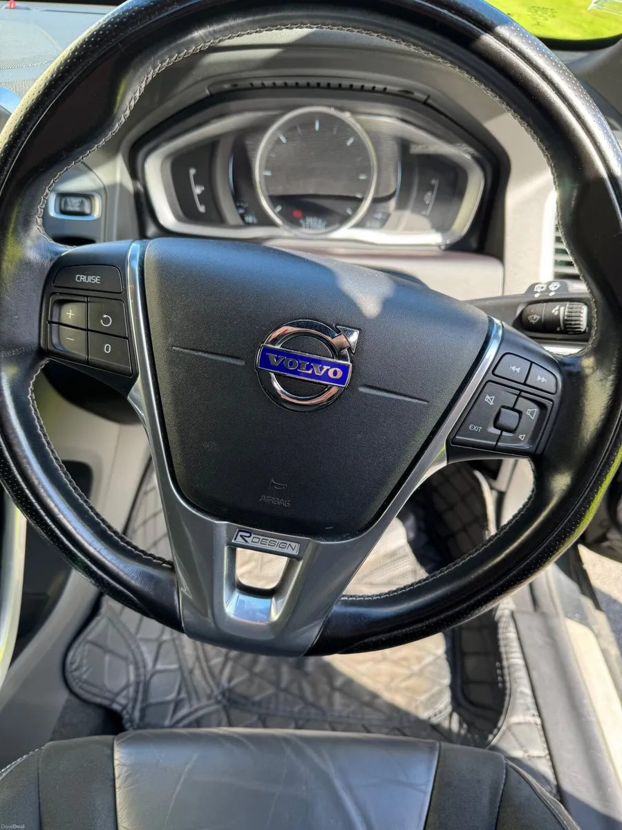 2016 Volvo XC60 D4 R-Design - Image 4