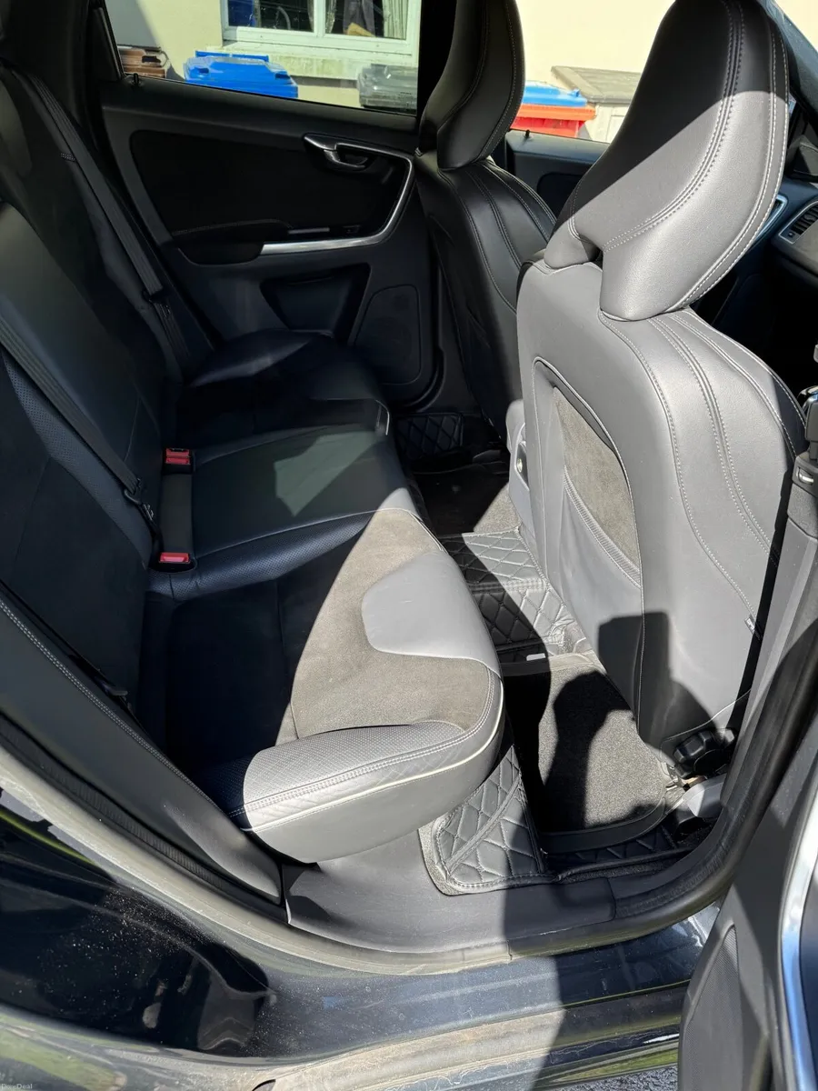 2016 Volvo XC60 D4 R-Design - Image 6
