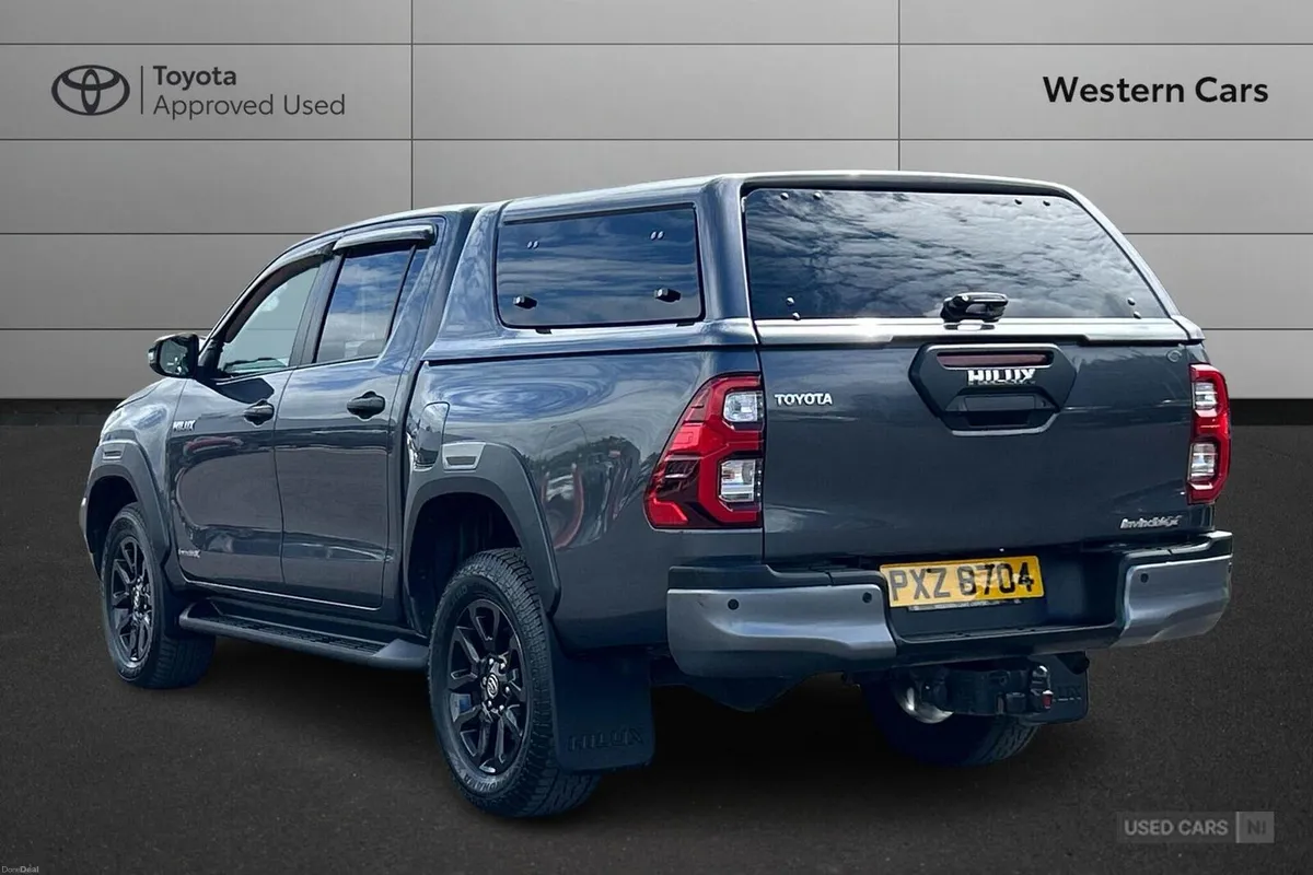 Toyota Hilux 2.8 D-4D Invincible X Auto 4WD Euro 6 - Image 4