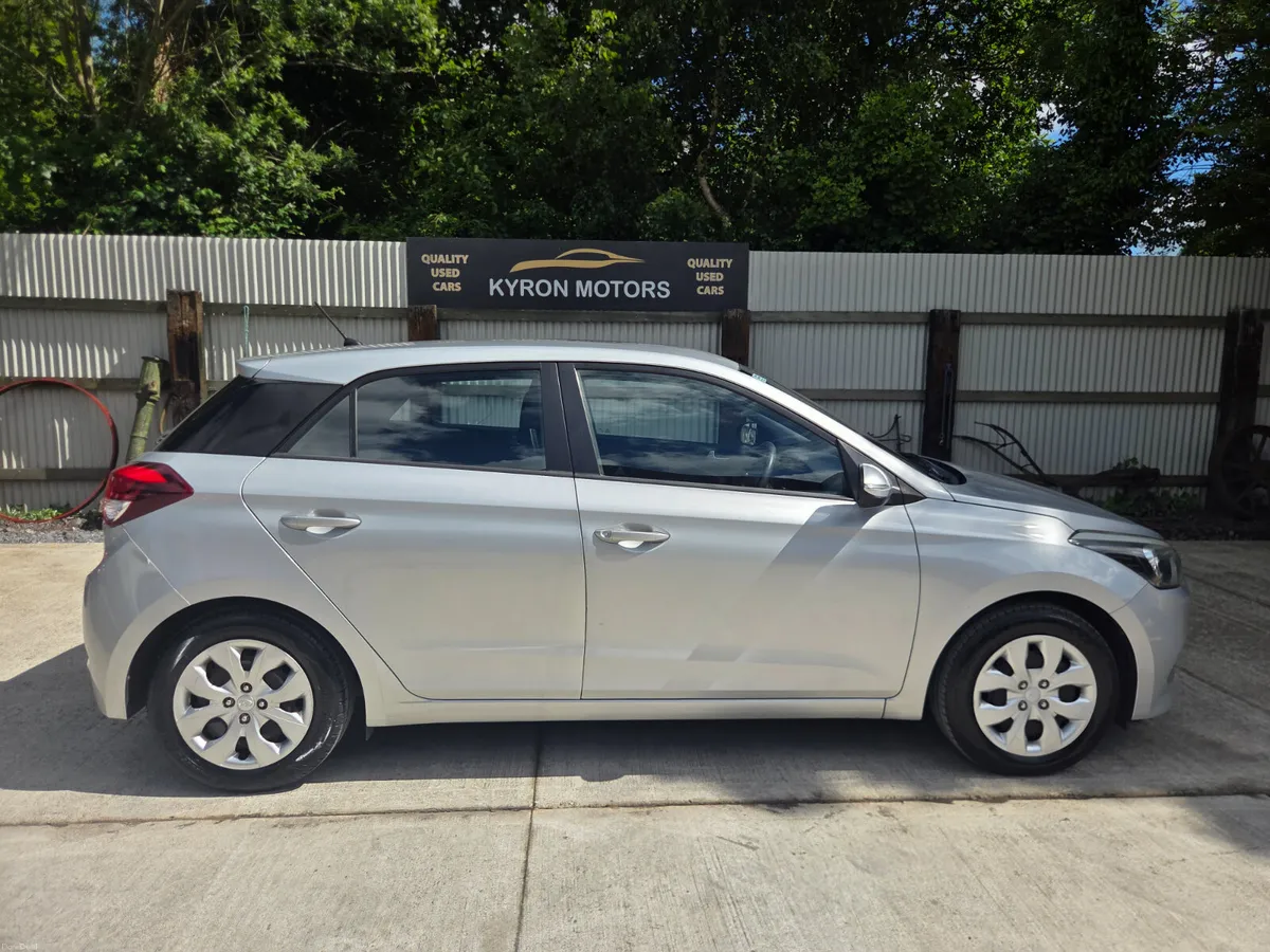 161 Hyundai i20 Classic 1.2 Petrol Ideal First Car - Image 3