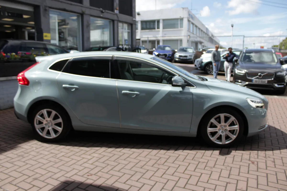 2017 VOLVO V40 T3 - Image 3