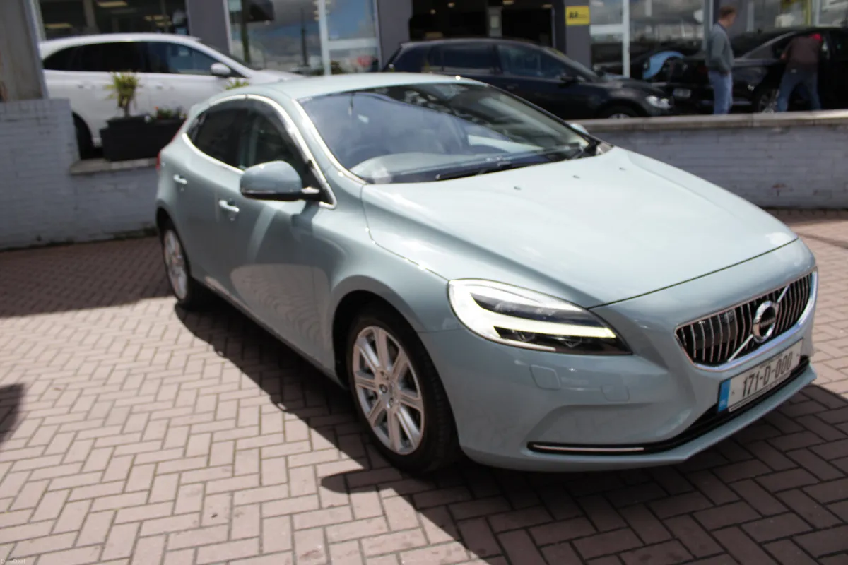 2017 VOLVO V40 T3 - Image 1