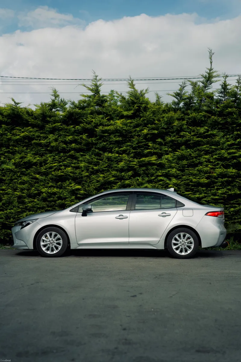 Toyota Corolla 1.8 Hybrid 2021 - Image 2