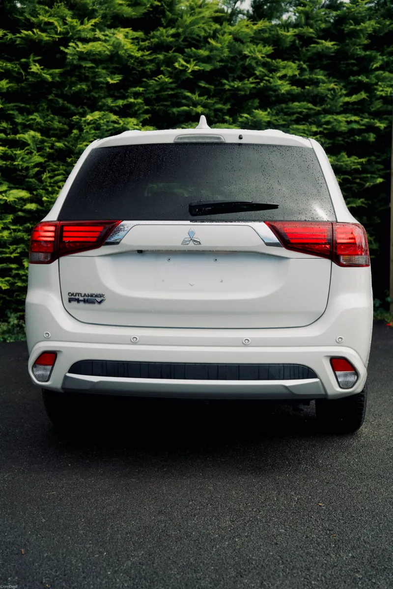 Mitsubishi Outlander 2.4 PHEV G 2018 - Image 4
