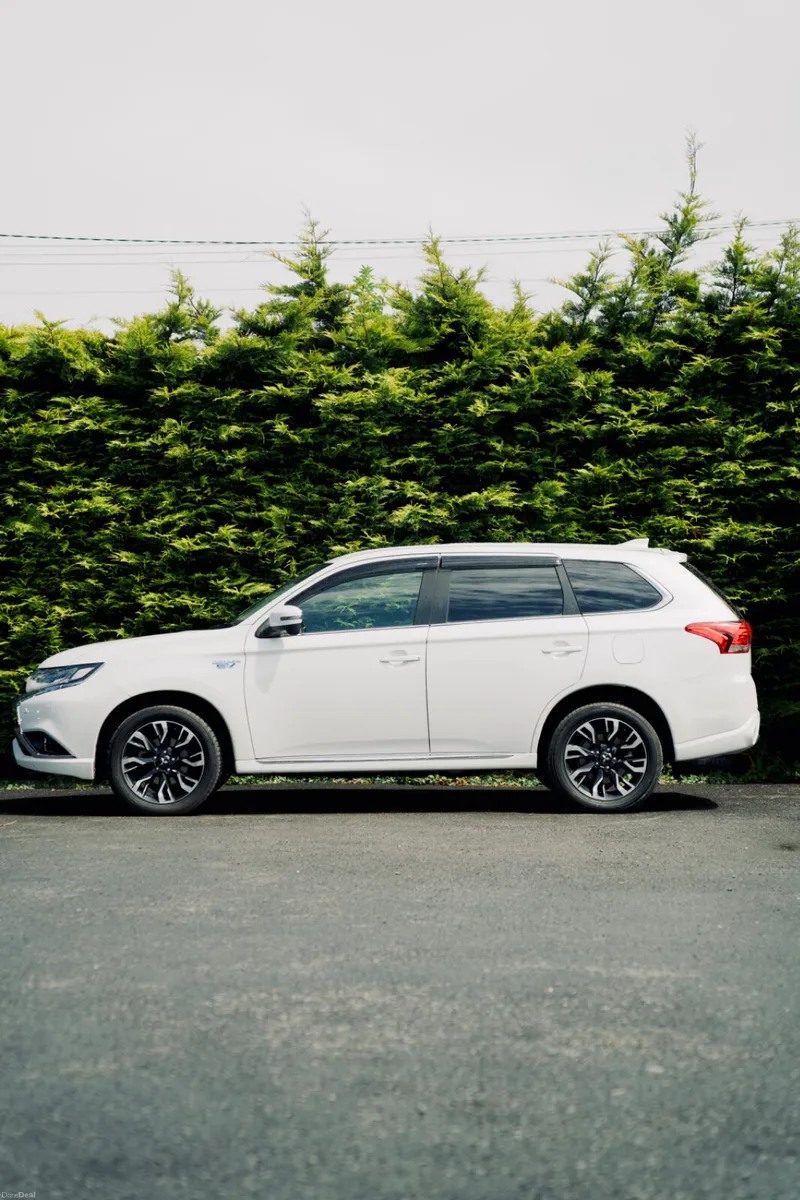Mitsubishi Outlander 2.4 PHEV G 2018 - Image 2