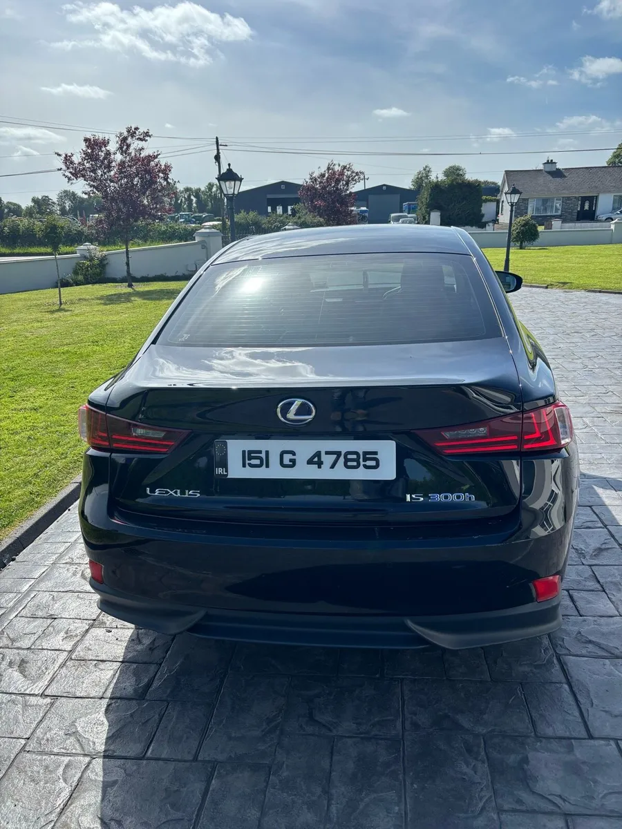 Lexus IS300h - Image 2